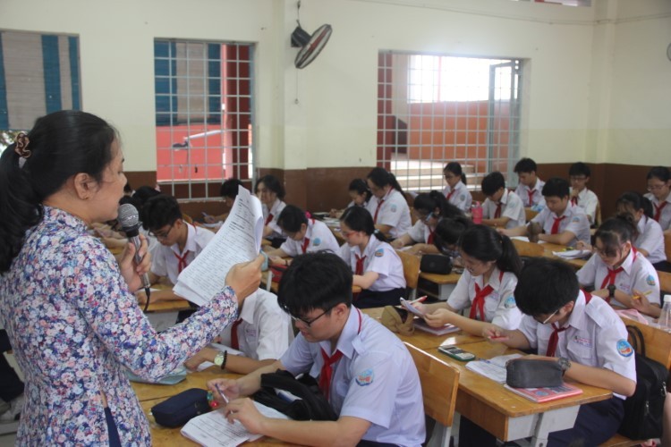 Học sinh Trường THCS Hoàng Văn Thụ, Quận 10 trong giờ ôn tập những ngày chưa giãn cách do dịch. Ảnh minh họa 