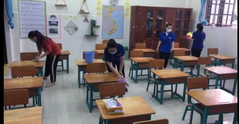 Giáo viên ở xã đảo Thạnh An tổng vệ sinh trường lớp sẵn sàng đón học sinh trở lại. Ảnh Q.G