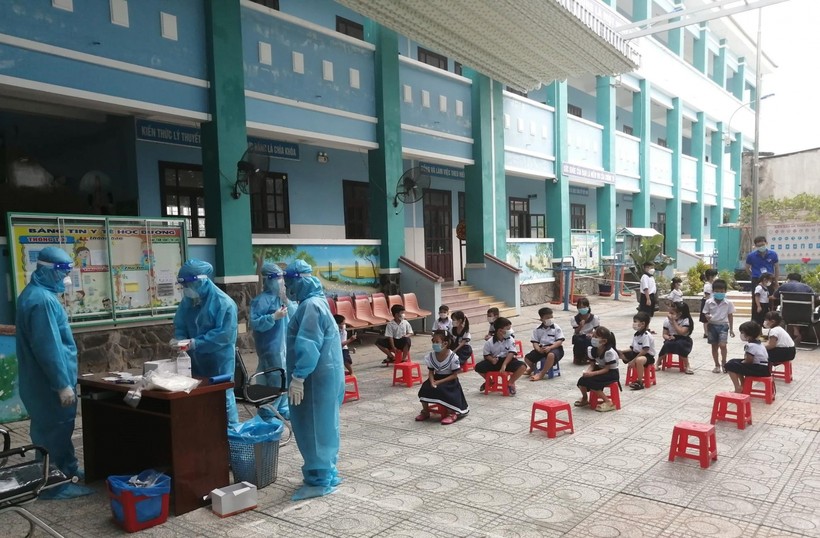 Học sinh tại xã đảo Thạnh An, huyện Cần Giờ, TP.HCM được xét nghiệm sàng lọc Covid-19 để chuẩn bị cho việc đi học trở lại. Ảnh minh họa