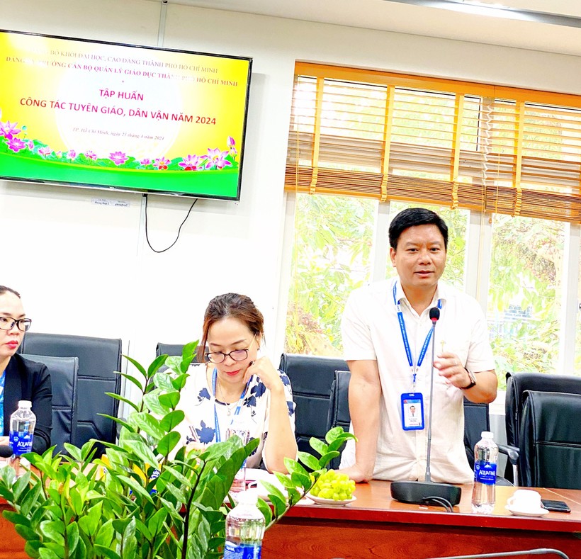 Đồng chí Vũ Quảng, Bí Thư Đảng ủy - Hiệu trưởng Trường Cán bộ quản lý giáo dục TPHCM phát biểu tại buổi tập huấn