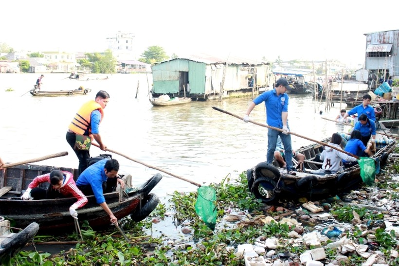 Đoàn viên thanh niên quận Cái Răng, TP Cần Thơ tham gia vớt rác trên sông. Ảnh: B.Như