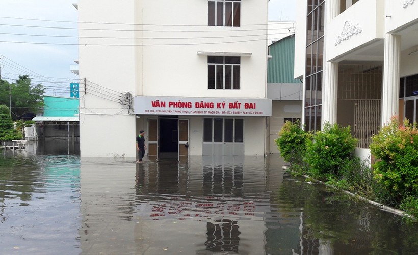 Văn phòng đăng ký quyền sử dụng đất bị ngập nước