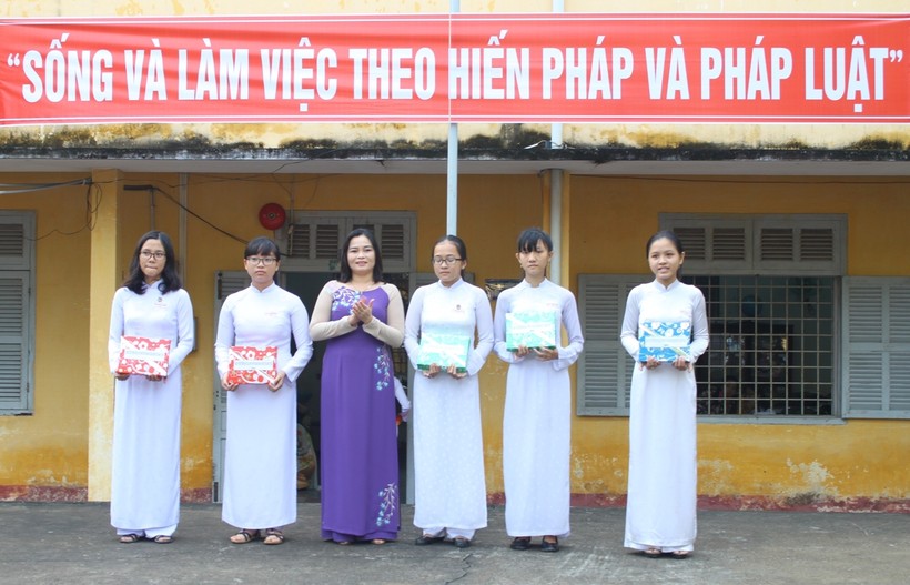 Bà Trần Hồng Thắm - GĐ Sở GD&ĐT TP Cần Thơ trao tặng áo dài cho các nữ sinh