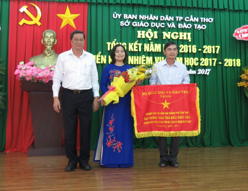 Bà Trần Hồng Thắm - Giám đốc Sở GD&ĐT TP Cần Thơ nhận Cờ thi đua của Bộ GD&ĐT