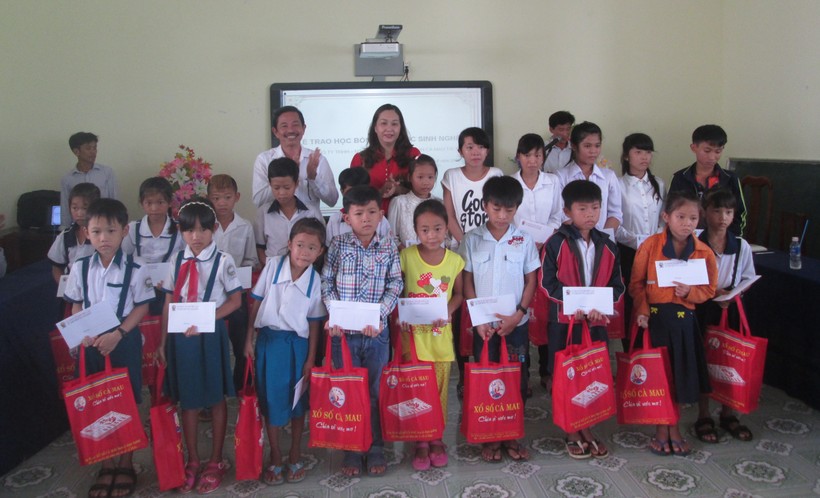 Các em HS ở “xứ rừng” U Minh phấn khởi khi nhận đươc những phần quà nhân đầu năm học mới