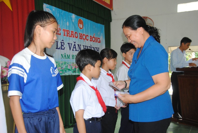 Các em HS nhận học bổng Quỹ Khuyến học Lê Văn Huỳnh