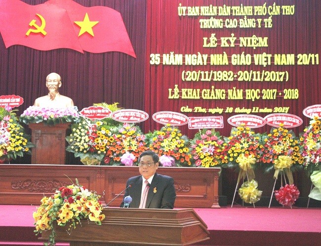 Ông Phan Trung Thuấn - Hiệu trưởng nhà trường phát biểu tại buổi lễ