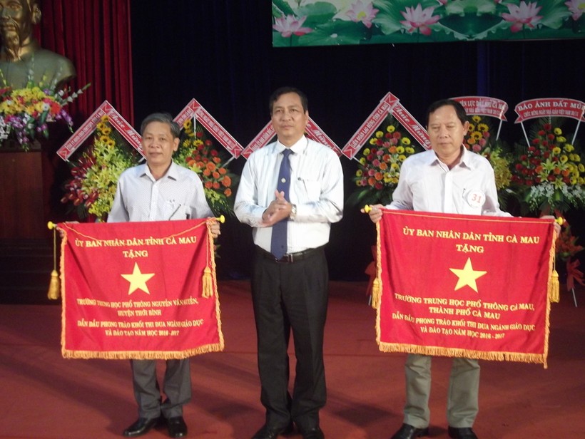 Đồng chí Trần Hồng Quân - Phó Chủ tịch UBND tỉnh Cà Mau tặng Cờ thi đua cho các đơn vị xuất sắc trong năm học 2016 - 2017