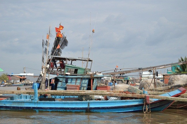 Tàu thuyền tại Thị trấn Cái Đôi Vàm (huyện Phú Tân, Cà Mau) neo đậu vào nơi an toàn
