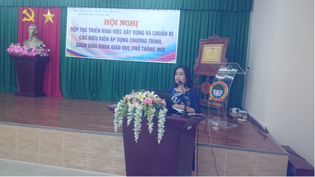 Bà Trần Hồng Thắm - GĐ Sở GD&ĐT TP Cần Thơ phát biểu chỉ đạo việc xây dựng và chuẩn bị các điều kiện áp dụng chương trình, SGK giáo dục phổ thông mới