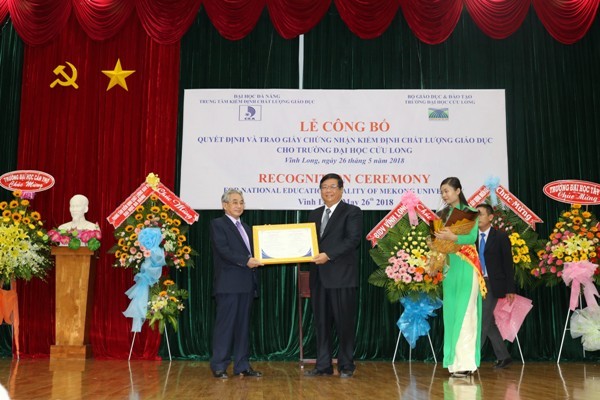 PGS.TS Lương Minh Cừ (trái) - Hiệu trưởng Trường ĐH Cửu Long nhận giấy chứng nhận Kiểm định chất lượng giáo dục