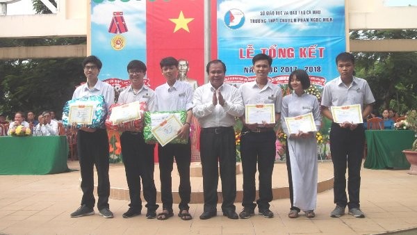 Giám đốc Sở GD&ĐT Cà Mau Nguyễn Minh Luân trao thưởng cho HS đạt thành tích xuất sắc trong học tập