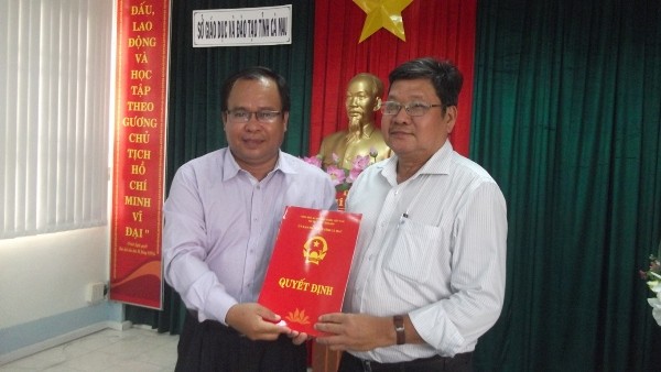 Giám đốc Sở GD&ĐT Cà Mau Nguyễn Minh Luân trao Quyết định nghỉ hưu cho Phó Giám đốc Sở GD&ĐT Cao Minh Hồng (phải)