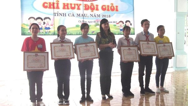 Bà Huỳnh Út Mười - Bí thư Tỉnh đoàn Cà Mau trao thưởng cho các thí sinh