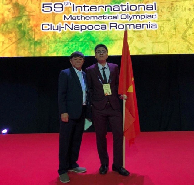 Đỗ Hoàng Việt (phải) giành Huy chương đồng Olympic Toán học quốc tế năm 2018. Ảnh: L. Nhật