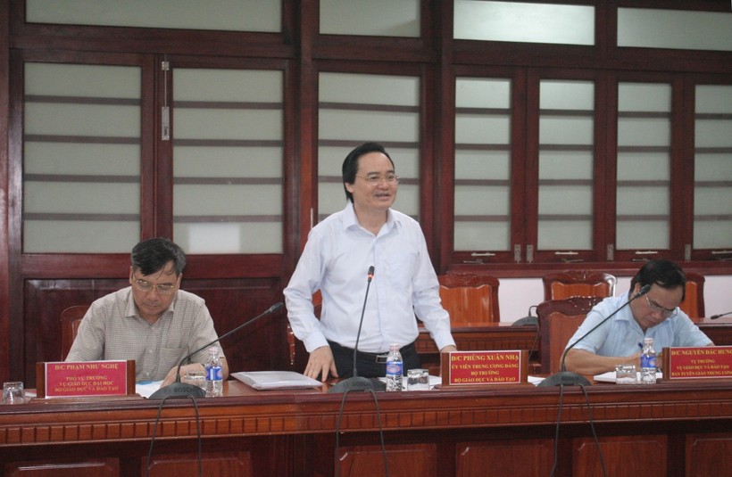 Bộ trưởng Bộ GD&ĐT Phùng Xuân Nhạ phát biểu tại buổi làm việc