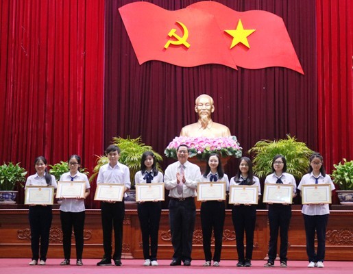 Đồng chí Lê Văn Tâm - Phó Chủ tịch Thường trực UBND TP Cần Thơ - khen thưởng HS xuất sắc năm học 2017 - 2018