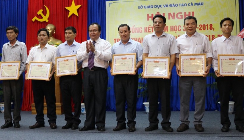 Ông Nguyễn Minh Luân - Giám đốc Sở GD&ĐT Cà Mau khen thưởng các đơn vị tiêu biểu