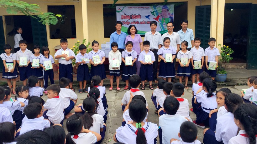 Công ty Cổ phần Nicotex Cần Thơ tặng quà cho HS nghèo Trường TH Tân Bình 3, huyện Phụng Hiệp, Hậu Giang