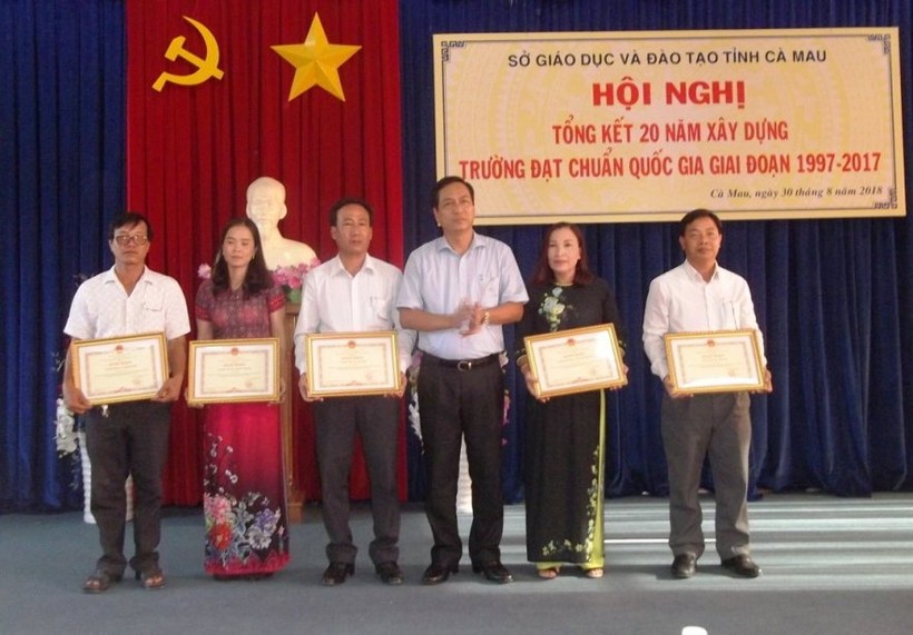 Phó Chủ tịch UBND tỉnh Cà Mau Trần Hồng Quân trao bằng khen cho tập thể và cá nhân hoàn thành xuất sắc trong công tác xây dựng trường chuẩn QG