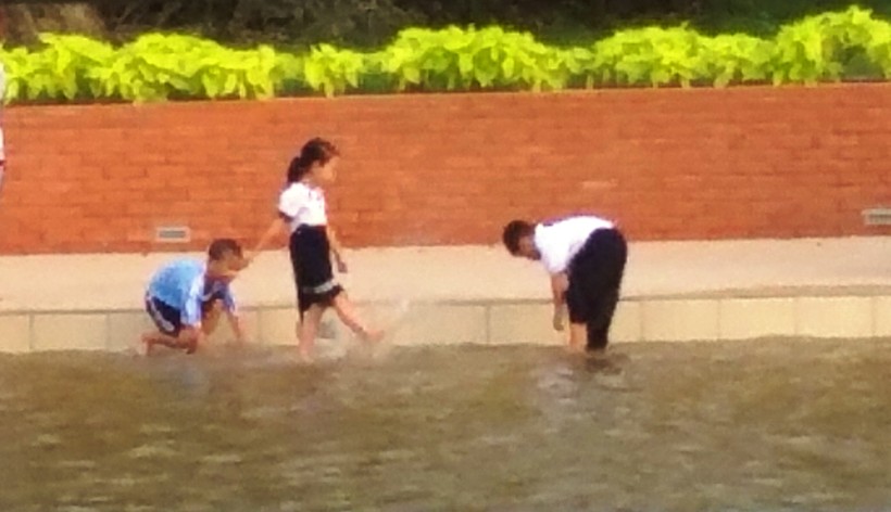 Nhiều trẻ thấy nước ngập lối đi nên nghịch nước (phía ngoài là khu vực hồ sâu) 