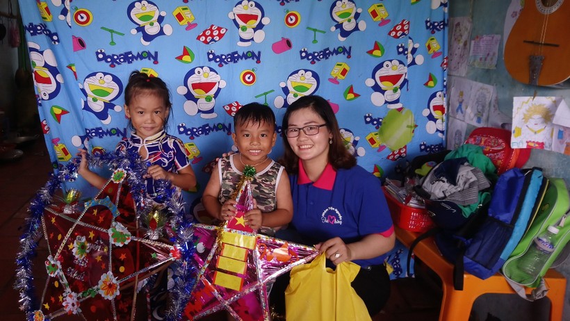 Thành viên CLB thiện nguyện “Trái tim hồng” thăm và tặng quà cho trẻ em nhân dịp Tết Trung thu