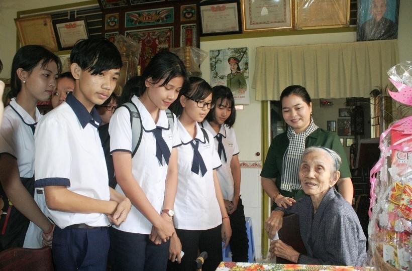 Cán bộ, giáo viên ngành GD&ĐT TP Cần Thơ thăm và tặng quà cho Mẹ Việt Nam anh hùng tại huyện Phong Điền