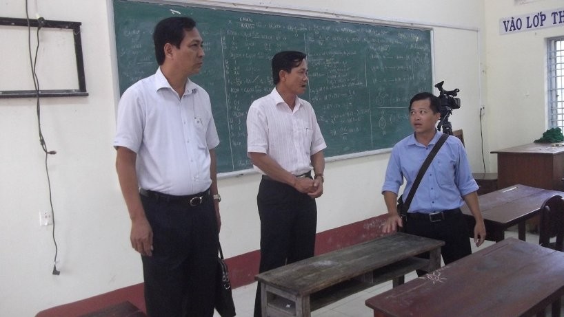 Đoàn công tác do Phó Chủ tịch UBND tỉnh Cà Mau Trần Hồng Quân dẫn đầu kiểm tra cơ sở vật chất tại Trường THPT Đầm Dơi