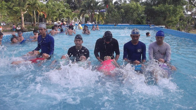Huyện Trần Văn Thời phấn đấu phổ cập bơi theo kỹ năng cho 100% HS phổ thông