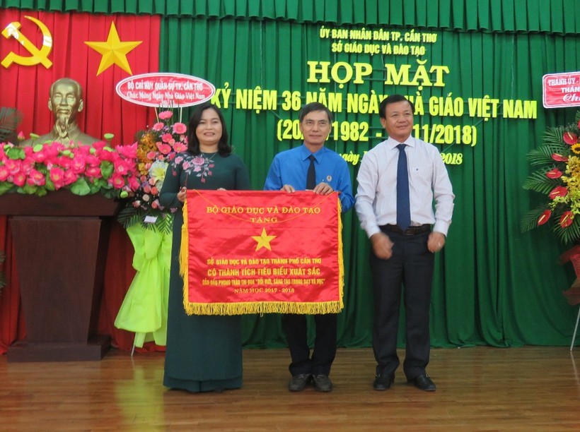 Bà Trần Hồng Thắm - GĐ Sở GD&ĐT TP Cần Thơ và ông Lương Hiển Vinh - Chủ tịch Công đoàn ngành nhận Cờ thi đua của Bộ GD&ĐT trao tặng