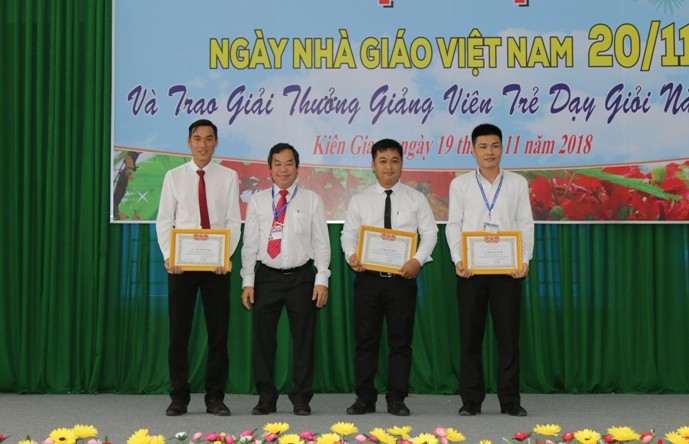 PGS.TS Thái Thành Lượm - Hiệu trưởng Trường ĐH Kiên Giang trao giấy khen cho các thí sinh đạt giải nhất và giải nhì