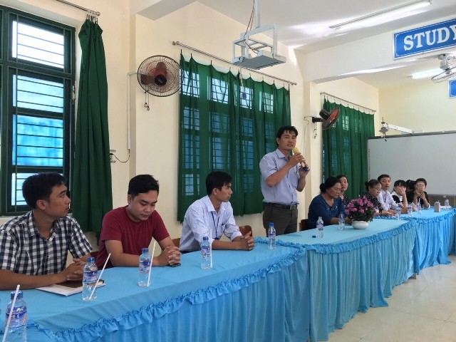Buổi họp tại Trường THCS Trần Huỳnh vào chiều 5/12. Ảnh: Th.T