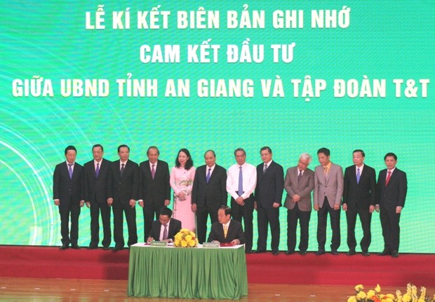 Ký kết biên bản ghi nhớ cam kết đầu tư giữa UBND tỉnh An Giang và các đơn vị.