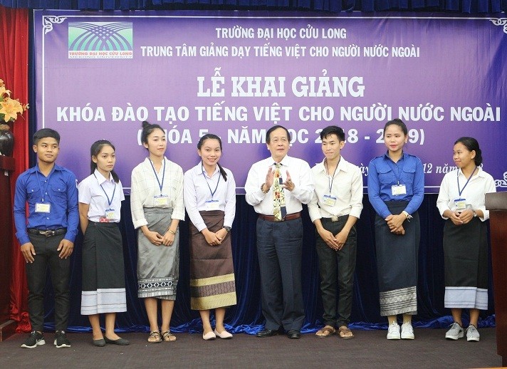Thạc sĩ Nguyễn Cao Đạt - Phó Hiệu trưởng Trường ĐH Cửu Long trao thẻ cho các học viên Lào