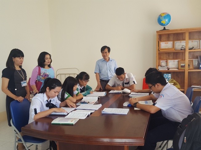 Bà Trần Hồng Thắm - GĐ Sở GD&ĐT TP Cần Thơ (đứng giữa) thăm hỏi các em HS ôn thi HS giỏi Quốc gia