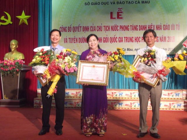 Các nhà giáo ở tỉnh Cà Mau nhận danh hiệu Nhà giáo ưu tú