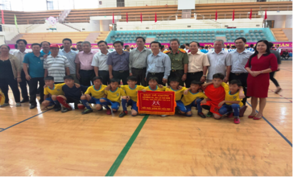 Đội bóng HS Tiểu học huyện Tháp Mười vô địch môn bóng đá