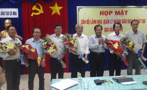 Giám đốc Sở GD&ĐT Cà Mau Nguyễn Minh Luân tặng hoa cho lãnh đạo và CBQL ngành Giáo dục qua các thời kỳ