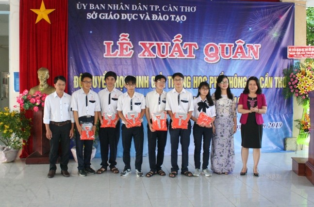 Bà Võ Thị Hồng Ánh - Phó Chủ tịch UBND TP Cần Thơ tặng quà cho HS đội tuyển HS giỏi