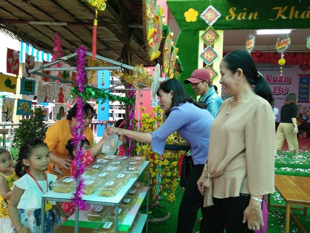 Các gian hàng tại Hội chợ do cô trò Trường Mầm non Họa Mi tổ chức