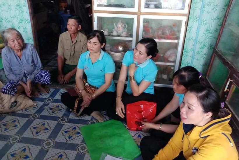 CLB thăm và tặng quà cho bà Lê Thị Điền tại xã Tam Giang Tây, huyện Ngọc Hiển, Cà Mau