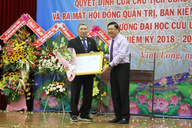 Đồng chí Trần Văn Rón - Bí thư Tỉnh ủy Vĩnh Long trao Quyết định của Thủ tướng Chính phủ về việc chuyển đổi Trường ĐH Cửu Long sang loại hình Trường ĐH tư thục