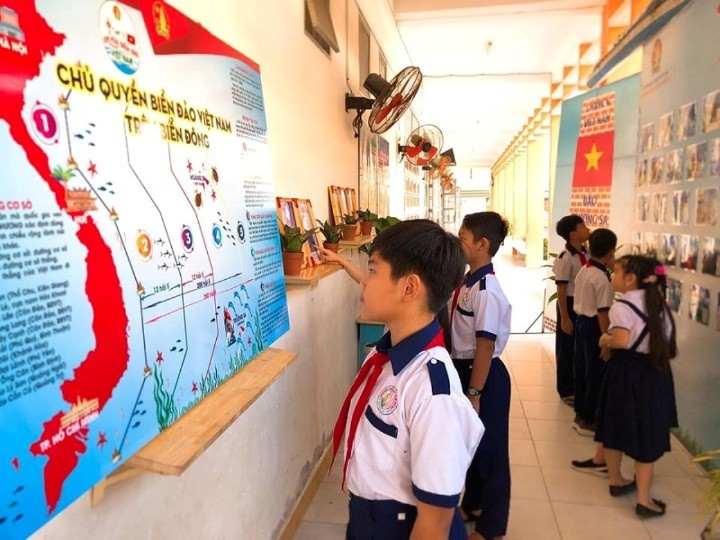 HS Trường TH Kim Đồng (TP Mỹ Tho, Tiền Giang) xem triển lãm ảnh “Trường Sa trong trái tim tôi”