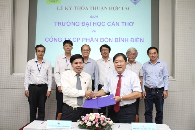 GS.TS Hà Thanh Toàn - Hiệu trưởng Trường ĐH Cần Thơ (phải) và ông Võ Văn Phu - Phó Tổng Giám đốc Công ty cổ phần phân bón Bình Điền ký thỏa thuận hợp tác