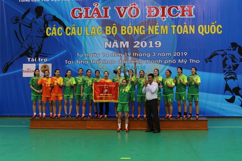 Trưởng Bộ môn bóng ném (Tổng cục TDTT) Đào Đức Kiên trao cúp vô địch cho đội nữ Hà Nội