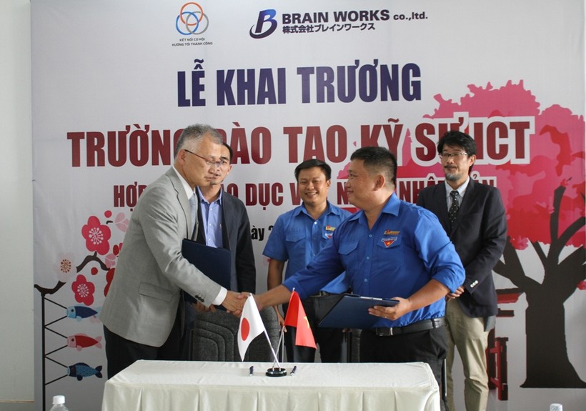 Đại diện Trung tâm Dịch vụ việc làm Thanh niên TP Cần Thơ và Công ty TNHH Brain Works ký kết đào tạo. Ảnh: Quốc Ngữ
