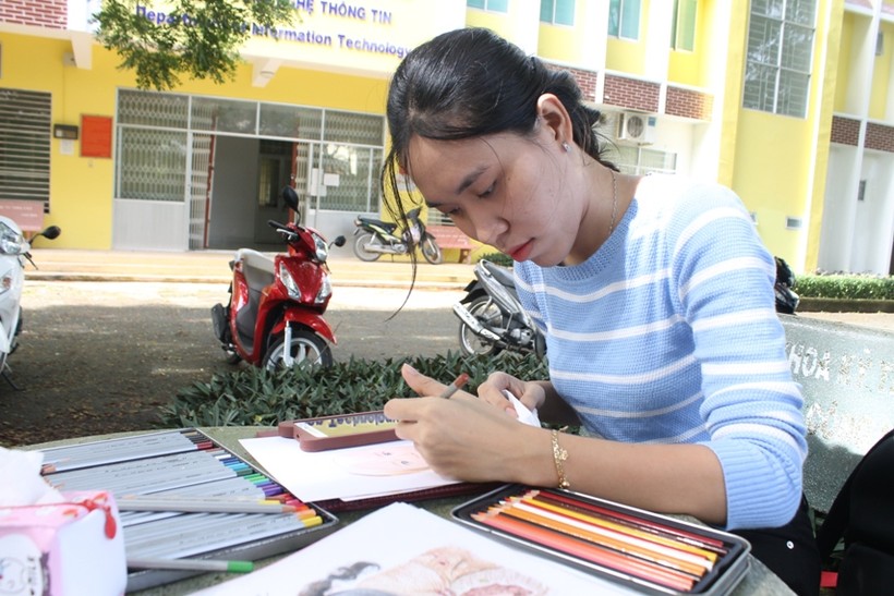 Nữ sinh Huỳnh Thị Bảo Trâm luôn nuôi dưỡng niềm đam mê vẽ chân dung. Ảnh: H. Nam