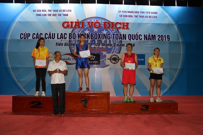Ông Vũ Đức Thịnh - Tổng Thư ký Liên đoàn Kickboxing Việt Nam trao giải cho các vận động viên nữ hạng cân 69kg. Ảnh: X. Uyên