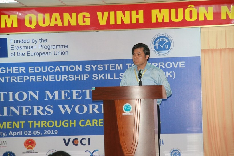 Ông Bùi Văn Linh - Phó Vụ trưởng phụ trách Vụ giáo dục Chính trị và Công tác học sinh, sinh viên (Bộ GD&ĐT) phát biểu tại hội thảo. Ảnh: T. Thống 