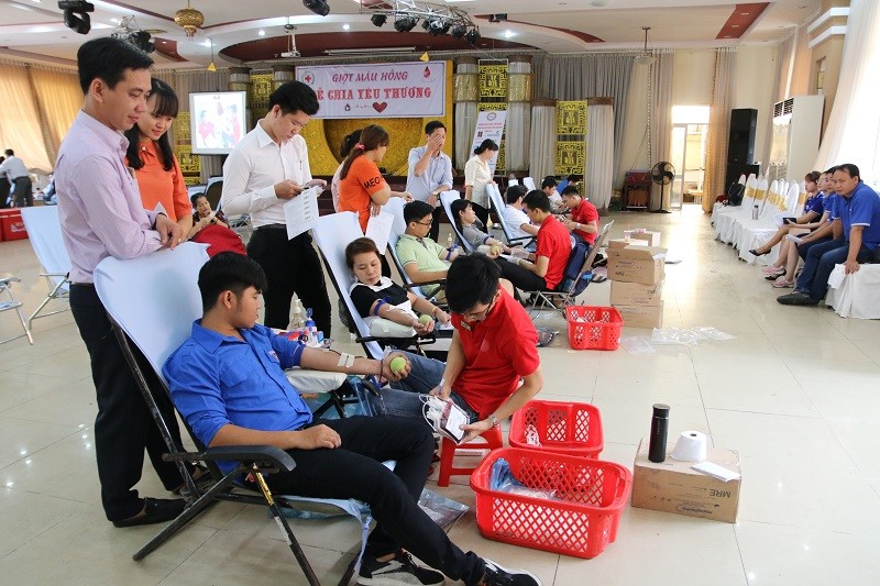 Đông đảo đoàn viên, thanh niên và người lao động tham gia hiến máu nhân đạo. Ảnh: X. Uyên